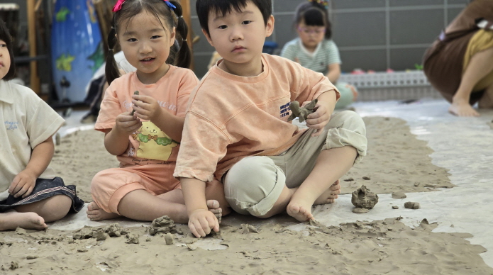 흙밟기 놀이시간! 맨발로 흙의 감촉을 느껴보았어요.